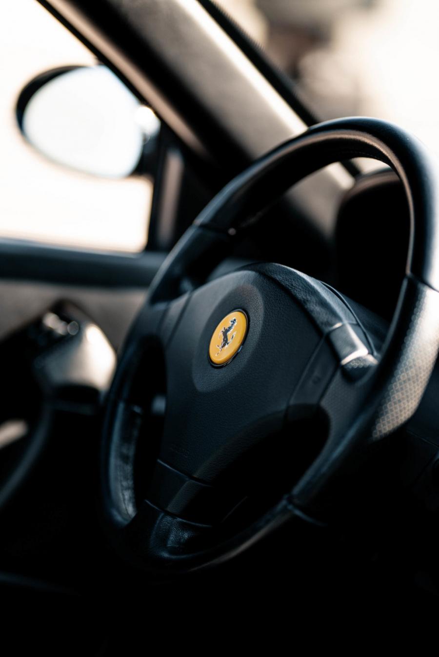 Детали интерьера Ferrari 550 Maranello 2000 года  (фото 43 из 112)